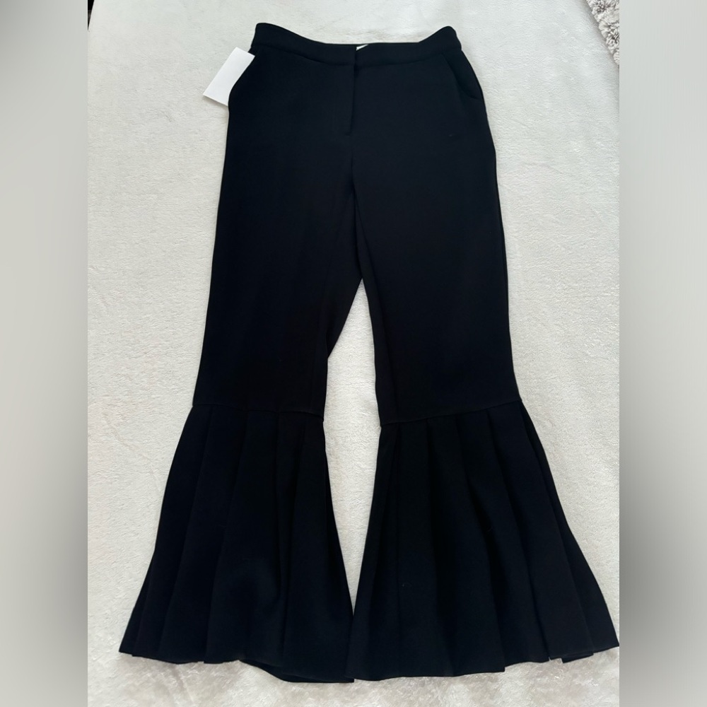 UTERQÜE Black Pants with pleated insert at the bottom.